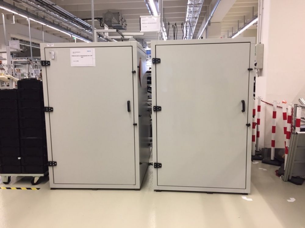 Maschinenschalldämmung in einer Produktionshalle, FESTO