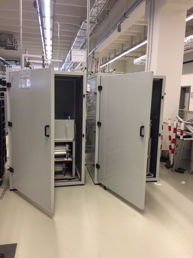 Maschinenschalldämmung in einer Produktionshalle, FESTO