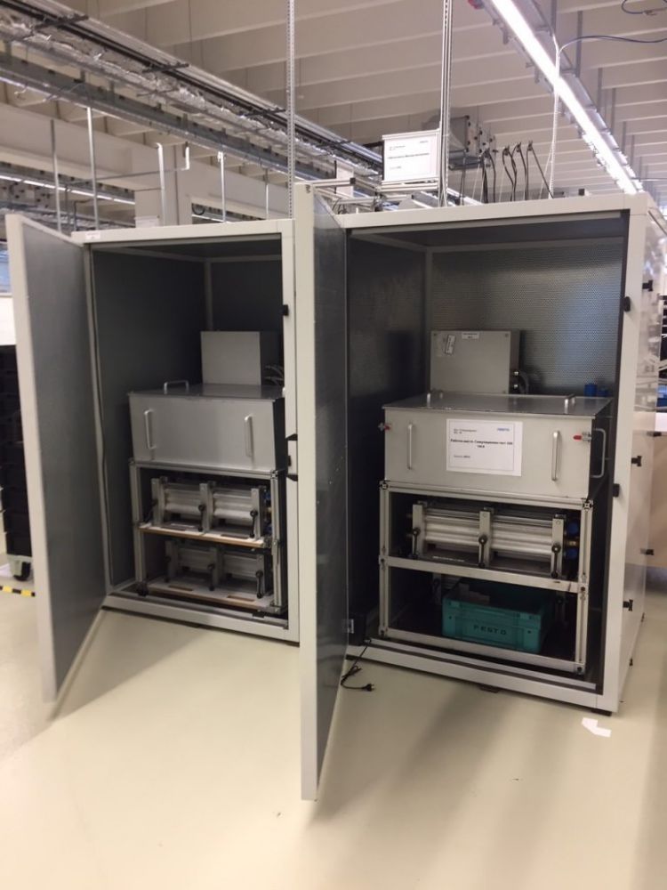 Maschinenschalldämmung in einer Produktionshalle, FESTO