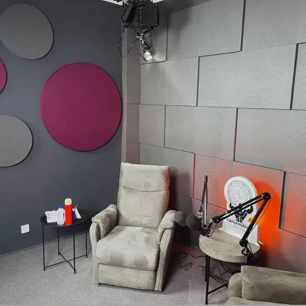 Akustische Transformation eines Podcast-Studios