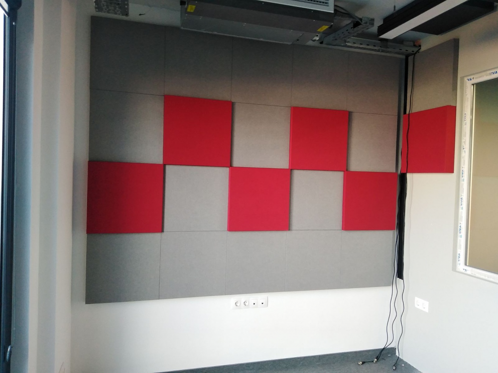 Installation von Akustikplatten in einem berühmten Radiostudio