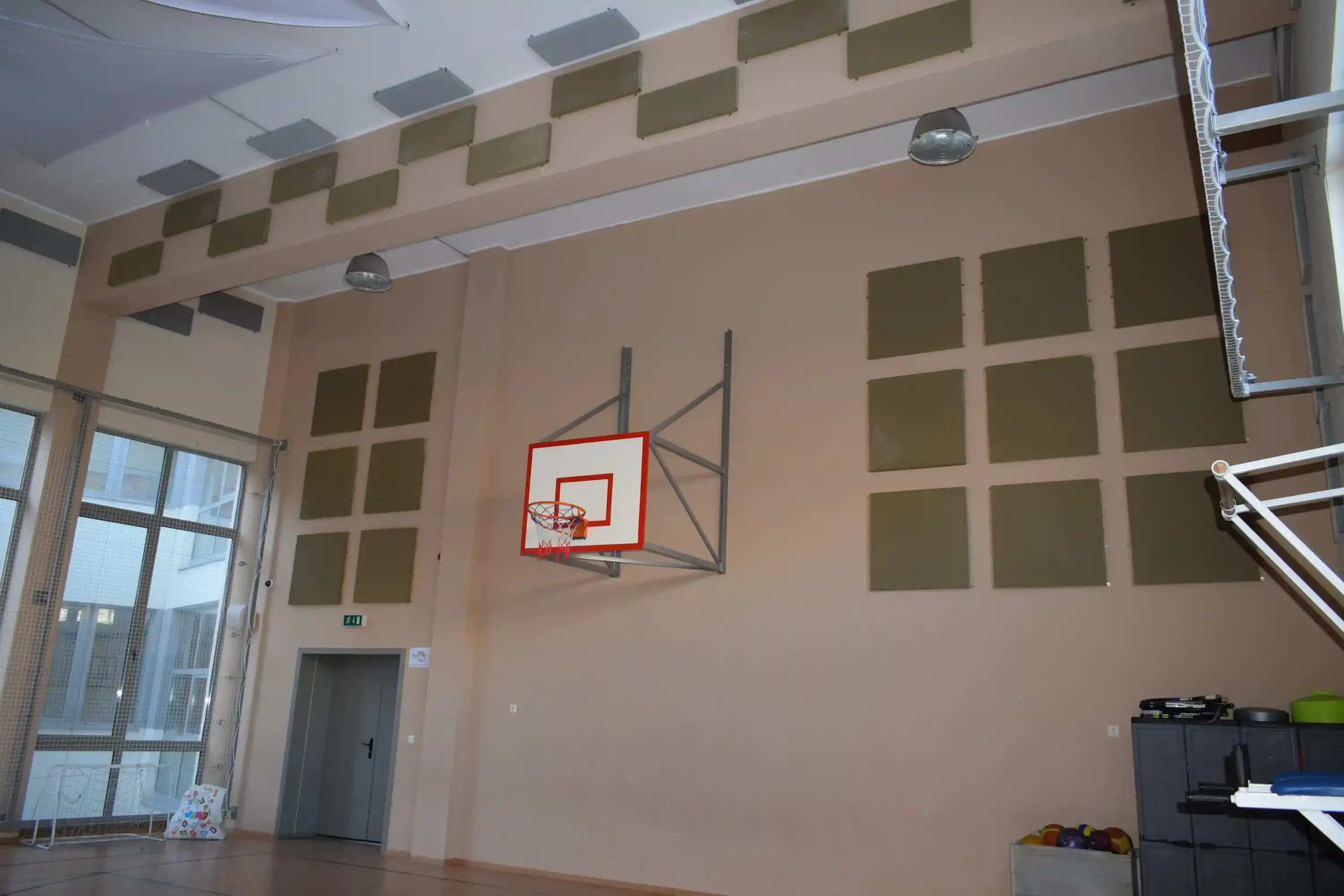 Reduzierung des Echos in einer Schulturnhalle mit Akustikplatten
