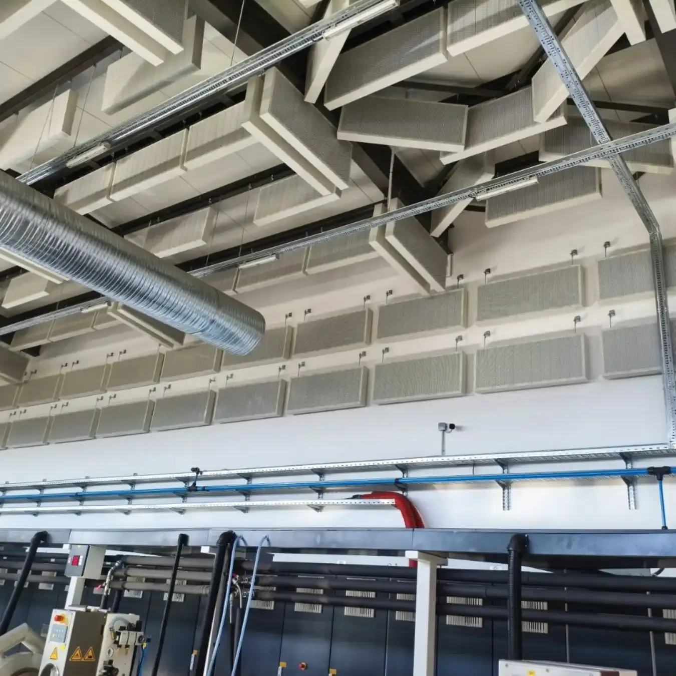 Akustische Behandlung einer Industriehalle für Excellpack