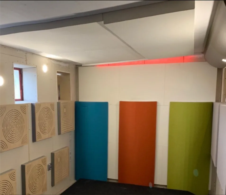 Maßgeschneiderte Akustik- und Vibrationsisolierung für ein Schlagzeugstudio