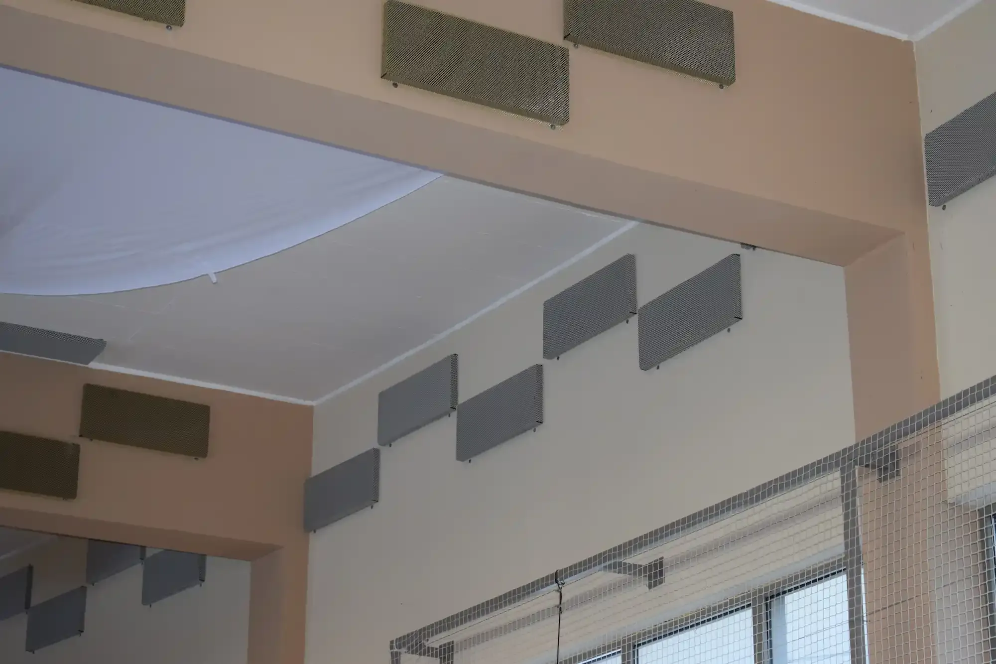 Reduzierung des Echos in einer Schulturnhalle mit Akustikplatten