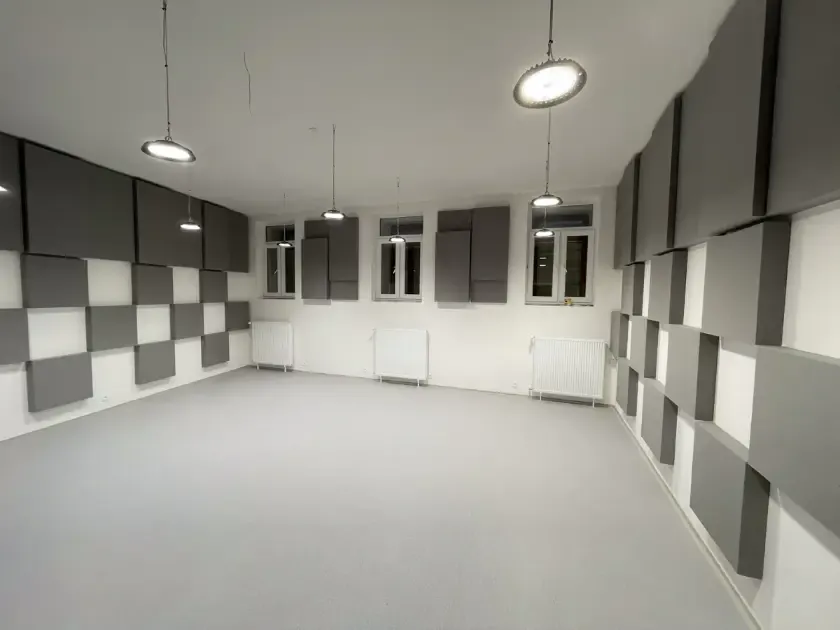 Akustische Behandlung des Instrumentenraums an der VŠMU